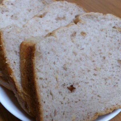 柔らかくてふわふわのパンですね☆クルミを入れたら茶色くなってしまいました(笑)保冷剤を蓋の上に置いていたら水滴が熱源に落ちたのか焦げ臭い匂いが…(A；´・ω・)